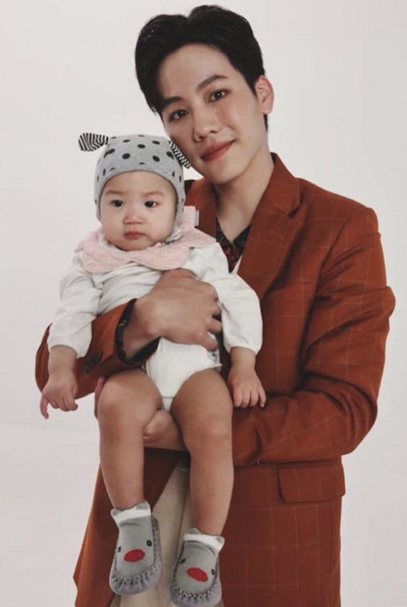 yinwarfamilysup's tweet photo. Family​ 👶👨‍👨‍👧 อบอุ่น 🥰
น้อง เมโลดี้​จะติดความซนจากใครมากกว่ากันน๊าาา 🤗

#หยิ่นวอร์
#พี่วอร์ของพ่อวี https://t.co/obmXGKu6dY