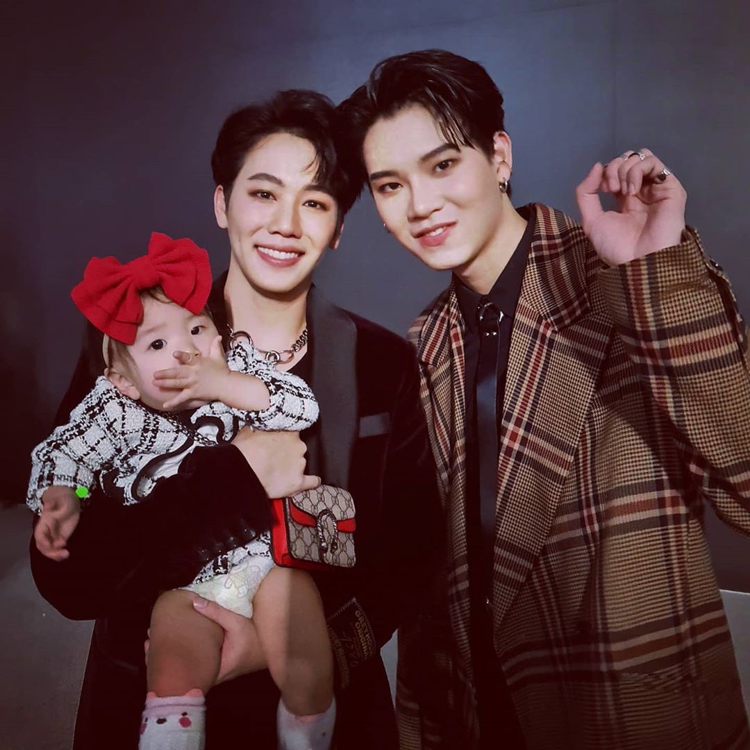 yinwarfamilysup's tweet photo. Family​ 👶👨‍👨‍👧 อบอุ่น 🥰
น้อง เมโลดี้​จะติดความซนจากใครมากกว่ากันน๊าาา 🤗

#หยิ่นวอร์
#พี่วอร์ของพ่อวี https://t.co/obmXGKu6dY
