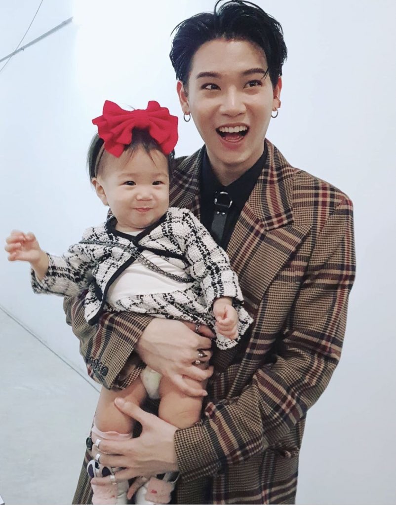 yinwarfamilysup's tweet photo. Family​ 👶👨‍👨‍👧 อบอุ่น 🥰
น้อง เมโลดี้​จะติดความซนจากใครมากกว่ากันน๊าาา 🤗

#หยิ่นวอร์
#พี่วอร์ของพ่อวี https://t.co/obmXGKu6dY