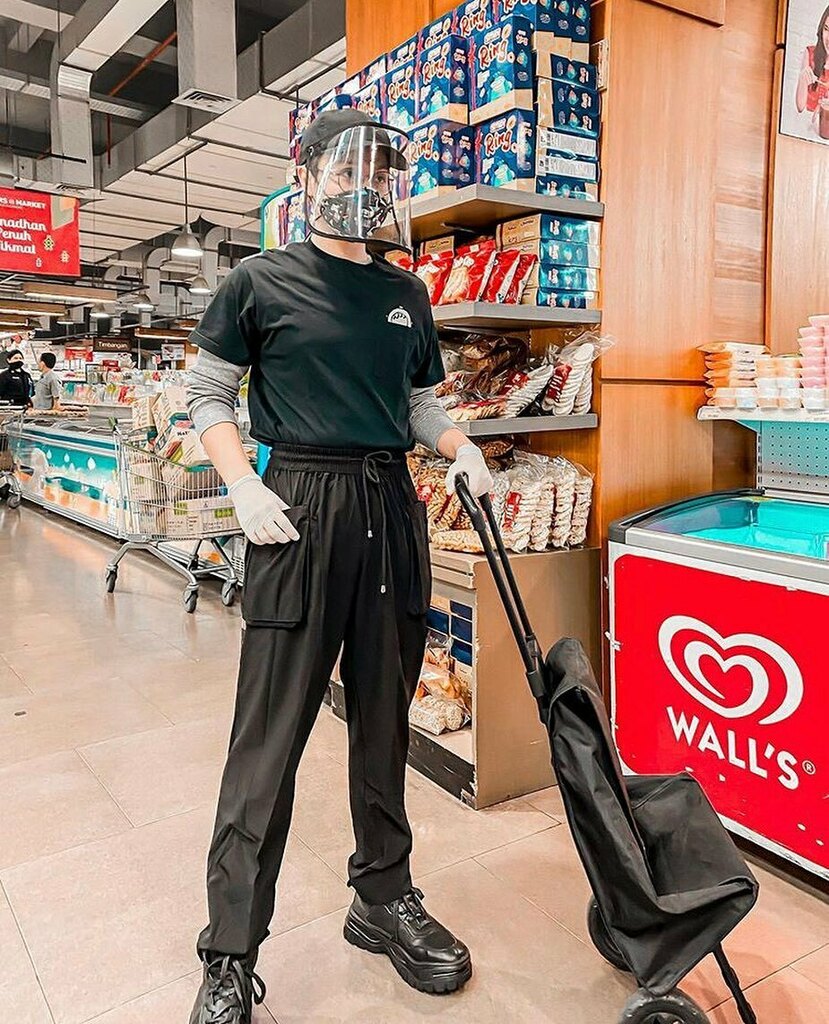 Walaupun keadaan gak memungkinkan untuk beramai-ramai tapi memenuhi kebutuhan dengan pergi ke swalayan juga jadi hal penting. Beli roti, beli susu dan kebutuhan sehari-hari lainnya. 
Tapi kalau beli T-shirt Ego yang keren ini udah belum? Masa belum sih? 😬 Masih tersedia lho,…