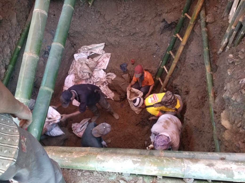 RelawanKampung's tweet photo. Gotong royong adalah kunci kebersamaan dalam membangun fasilitas umum yang didanai donatur. Ringan sama dijinjing dan berat sama dipikul. Kerjasama menggali pondasi &amp; mengangkat WF menjadi terasa ringan dalam kebersamaan membangun jembatan gantung donasi PT Chandra Asri. https://t.co/YVAWyuURoQ