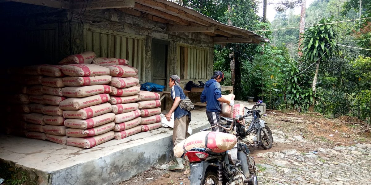 RelawanKampung's tweet photo. Gotong royong adalah kunci kebersamaan dalam membangun fasilitas umum yang didanai donatur. Ringan sama dijinjing dan berat sama dipikul. Kerjasama menggali pondasi &amp; mengangkat WF menjadi terasa ringan dalam kebersamaan membangun jembatan gantung donasi PT Chandra Asri. https://t.co/YVAWyuURoQ