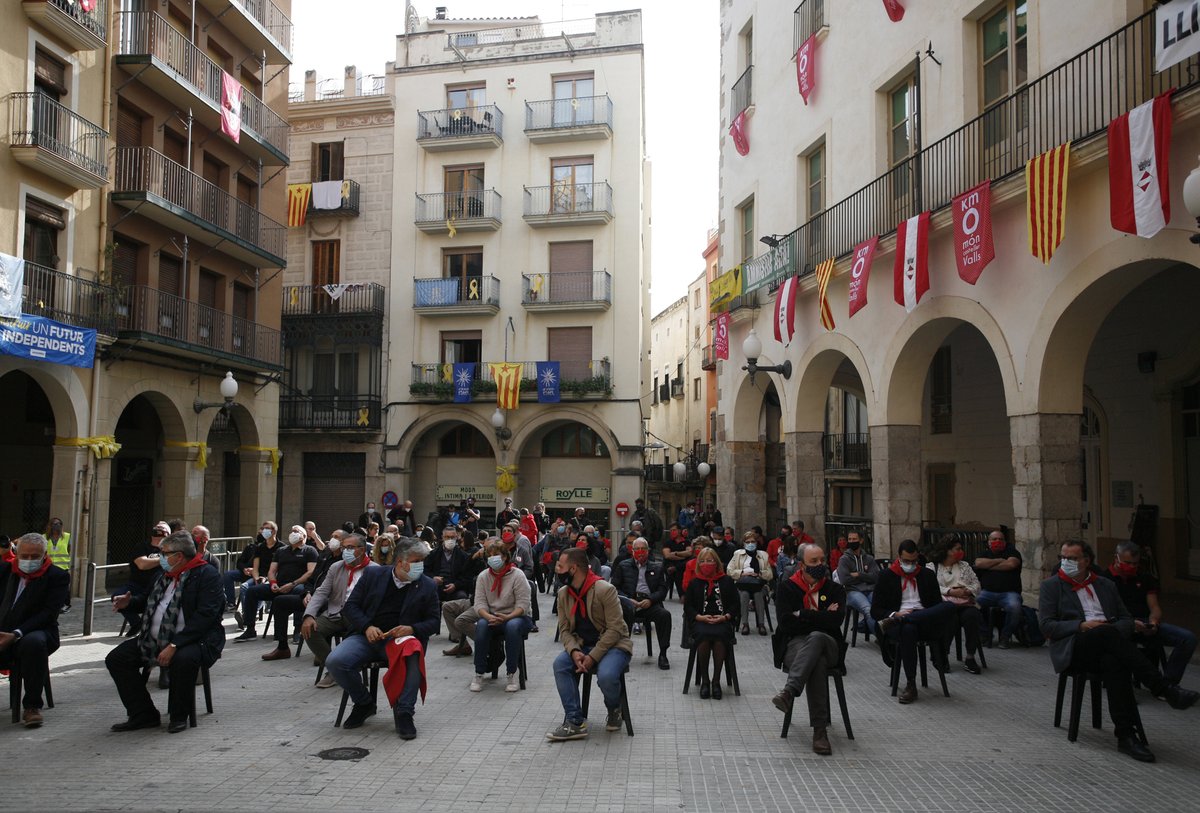 📷 Ahir va concloure la Fira de #SantaÚrsula i es va celebrar un acte casteller simbòlic a la plaça del Blat presidit per l’alcaldessa de la ciutat, Dolors Farré, i els castellers de la <a href="/collavella/">Colla Vella dels Xiquets de Valls</a> i la <a href="/JovesValls/">Colla Joves Xiquets de Valls</a>. 
 
© Ajuntament de Valls | Pere Toda

 #Valls #CulturaSegura