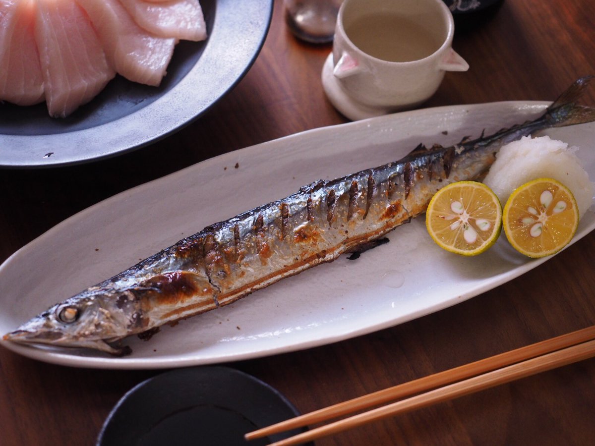 まーたろー 料理好き兼業主夫 今日のお昼ごはんは 新秋刀魚の塩焼き 生メカジキのお刺身 なめこごはん お魚が食べたいんです 秋刀魚なら内臓も骨も頭も残さず食べられちゃうからゴミ0 ゴミの日に優しいお魚ですね メカジキもうまー 居酒屋まーたろー