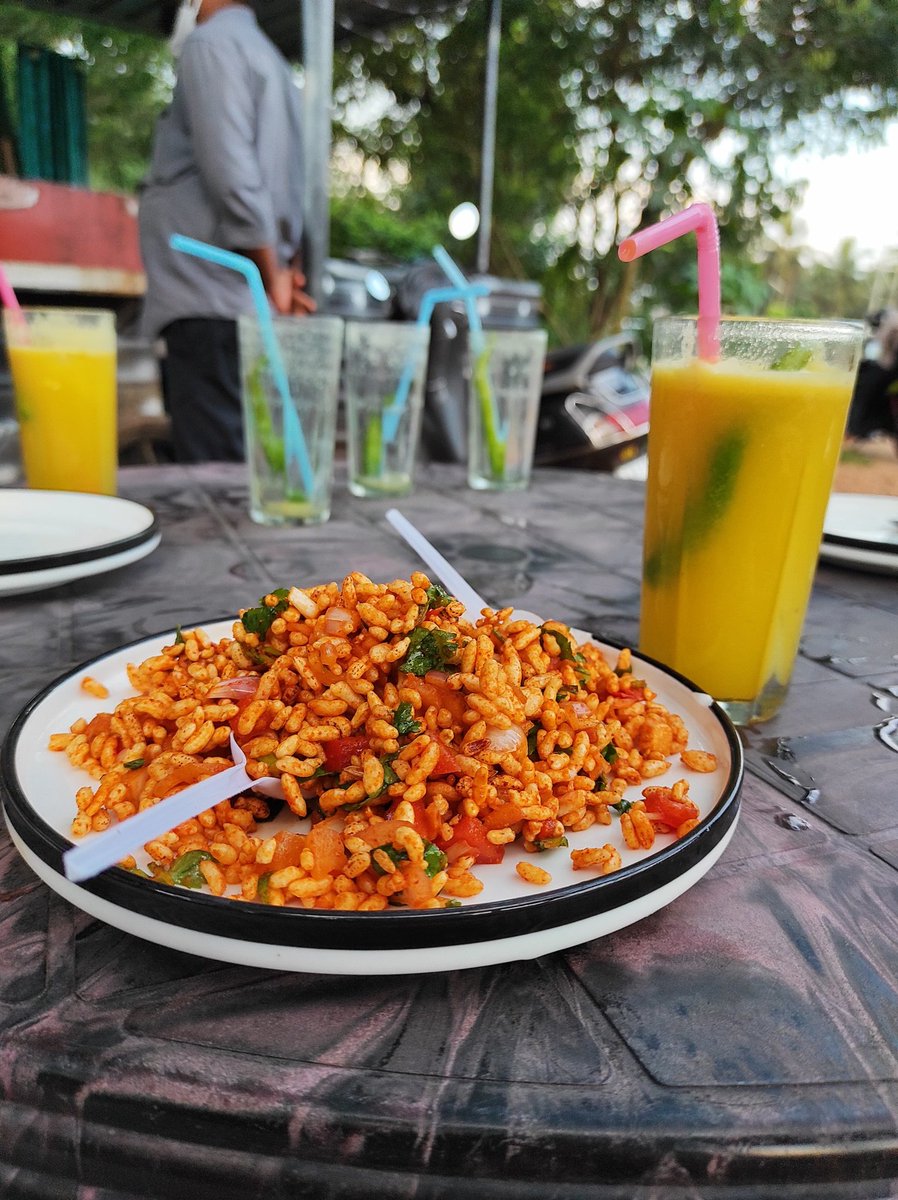 ItsMeNYK's tweet photo. Typical Mangalorean #charmuri 🤤and Kerala special #kulukkisarbath 🤤👌A perfect #combo in the evening
#Goodfood #goodvibes #perfectstop #nature #natural #buddies #mangalore #refreshing #SundayFunday https://t.co/ftUFjsKoAc