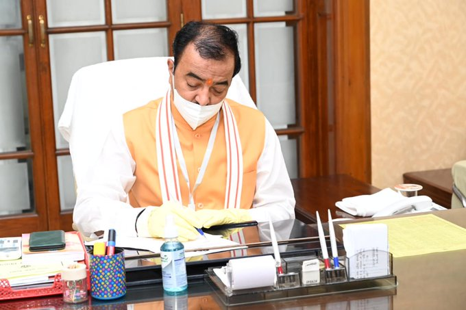DDNewsUP's tweet photo. उपमुख्यमंत्री केशव मौर्य ने लोगों को जागरूक करते हुए कहा कि मास्क - मेरा आपका सुरक्षा कवच।
मास्क नहीं तो टोकेंगे।
कोरोना को रोकेंगे।
#DiwaliWithMask #MaskNahiToTokenge #CoronaKoRokenge
#Unite2FightCorona #COVID19
#MaskUpIndia
@CMOfficeUP
@DDNewsHindi
@MIB_India
@PibLucknow https://t.co/DjrzVXTlI9