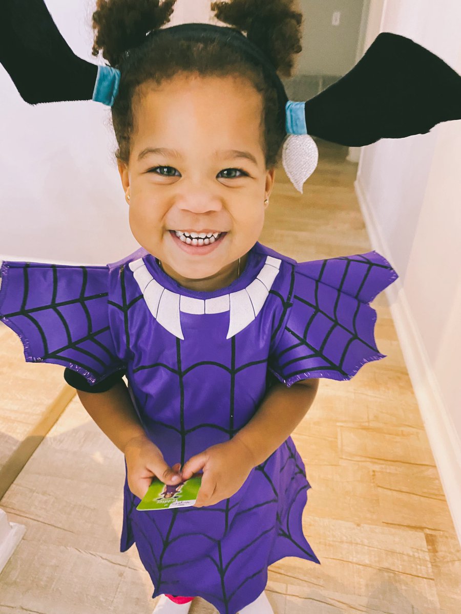 SikWhitxiT's tweet photo. My little vampirina 💜🦇👑 https://t.co/xmoTdnWEzZ