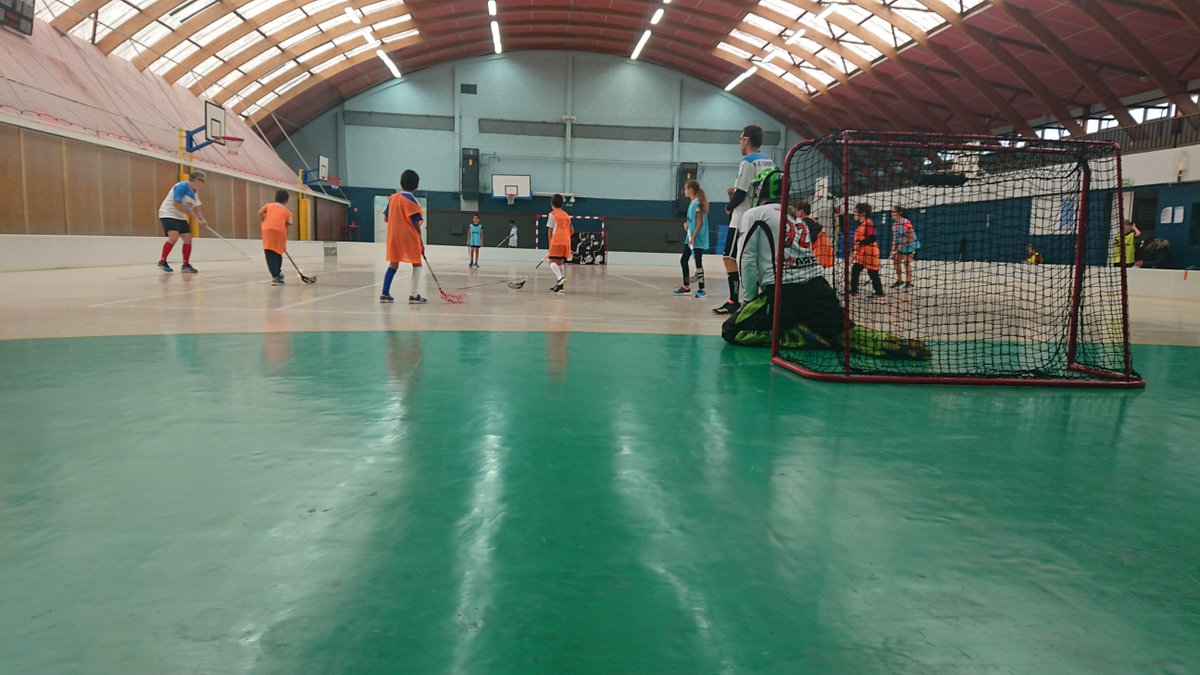 Les Mini-Jets de <a href="/VilledeBuc/">Ville de Buc</a> (<a href="/Yvelines/">lines</a>) profitent des @vacancesdelatoussaint pour progresser <a href="/hockey/">rick cook</a>  🏒<a href="/floorball/">floorball</a> 🥅. Quelques photos de notre entraînement du dimanche 25.10 //😁