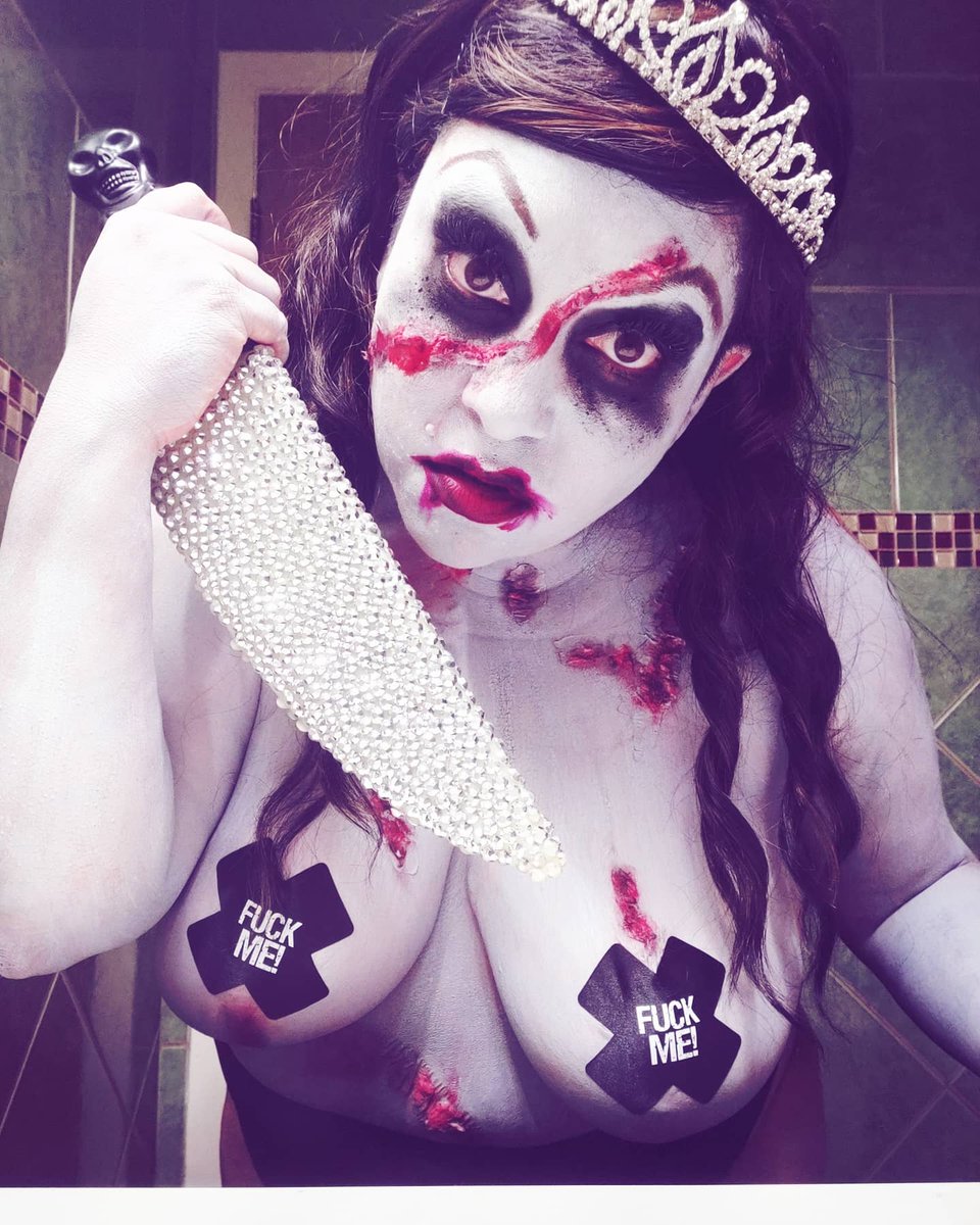 soypapichurro's tweet photo. Thanks for tuning into @MadamLPurchase 's Die Felicia tonight! I'm glad you enjoyed my Angry Princess act from 13 Ghosts! I hoped it made you scream! #Halloween #makeup #horror #horrordrag #dragula #angryprincess #cosplay #HorrorMovies #13ghosts https://t.co/6fEChpCJee