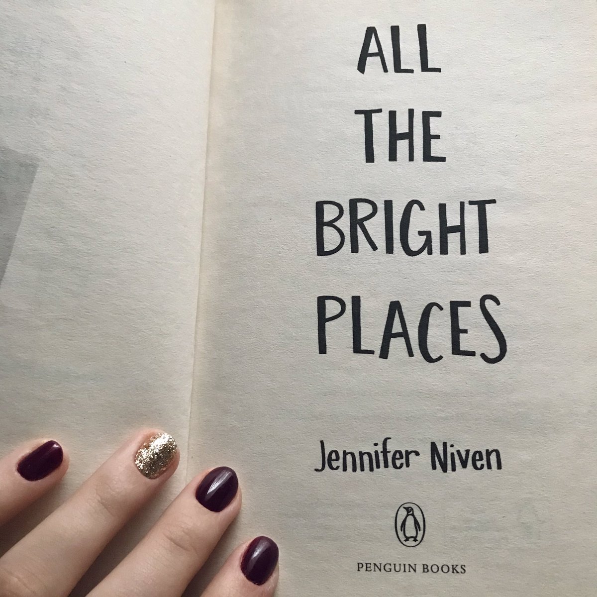 Princes68669979's tweet photo. Started reading a book, currently trying to figure out what’s written here 😅 #allthebrightplaces #jenniferniven #englishtask https://t.co/J2IhCYcsvI