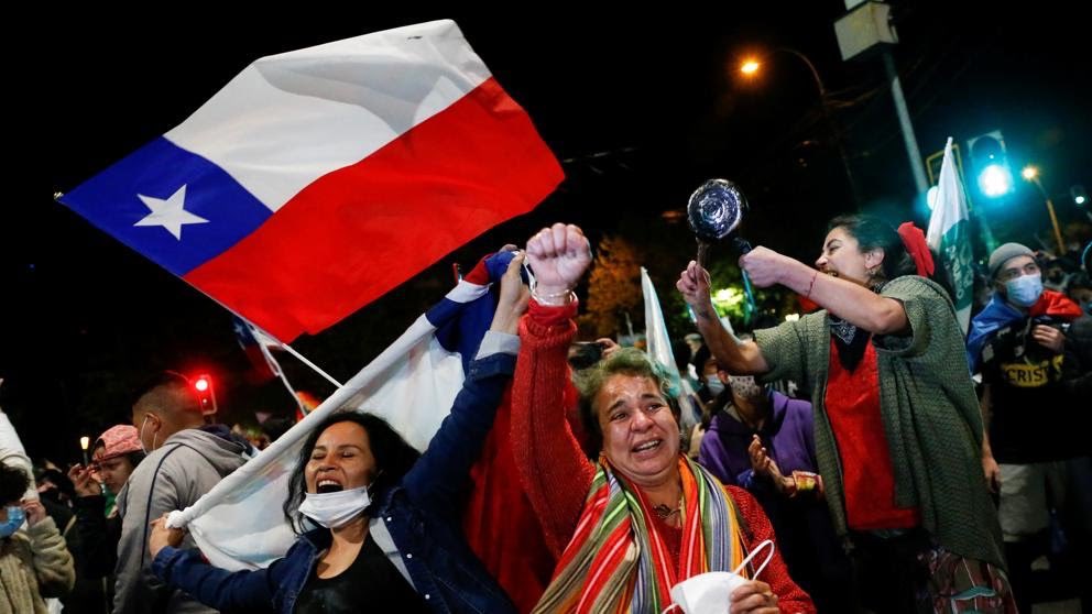 PabloIglesias's tweet photo. Llegan más buenas noticias de avances democráticos en América Latina. El pueblo chileno deja atrás la Constitución neoliberal impuesta por Pinochet y abre paso a un proceso constituyente. Viva Chile, viva el pueblo, vivan los trabajadores ✊ https://t.co/e0xGzt4oFb