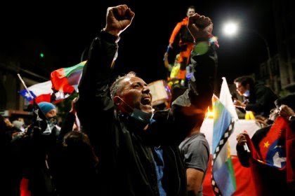 PabloIglesias's tweet photo. Llegan más buenas noticias de avances democráticos en América Latina. El pueblo chileno deja atrás la Constitución neoliberal impuesta por Pinochet y abre paso a un proceso constituyente. Viva Chile, viva el pueblo, vivan los trabajadores ✊ https://t.co/e0xGzt4oFb