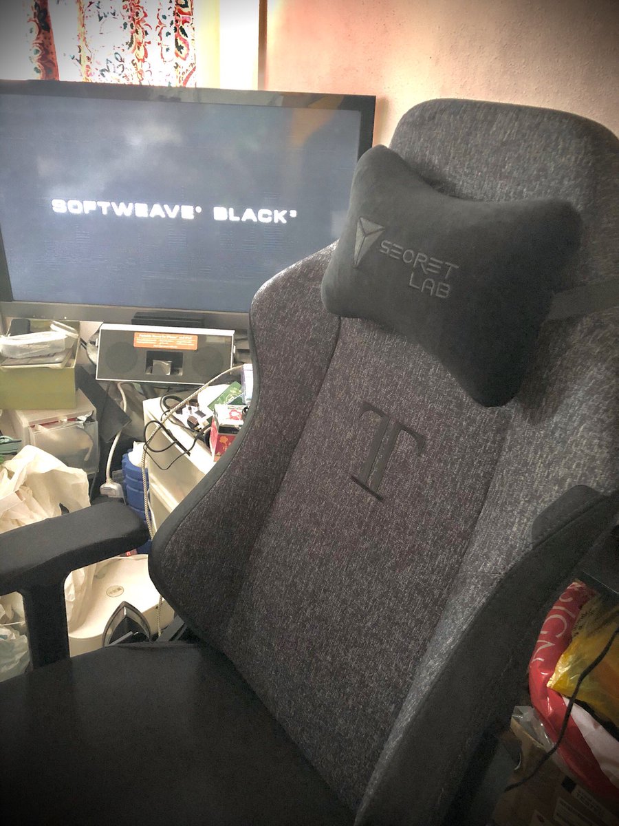 roykwok22's tweet photo. It’s finally here! #secretlab #black3 no regrets changing my order midway through! Super sleek! (May have dropped the chair on my foot during assembly and caused a minor fracture.. maybe only..) There is a teeny tiny defect though.. maybe I can get in touch with @secretlabchairs? https://t.co/iZTlOoINJu
