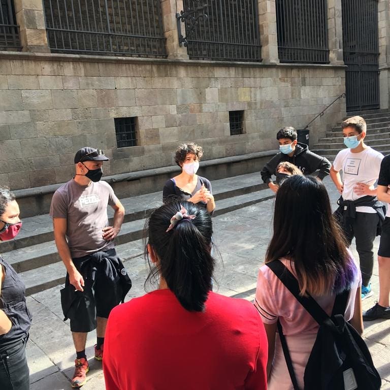 INSDolorsAleu's tweet image. Els i les alumnes de 2n d'ESO visiten el tour de Carla Farreny, artista de creadors en residència. @CreadorsR #creadorsenresidència #femfuster