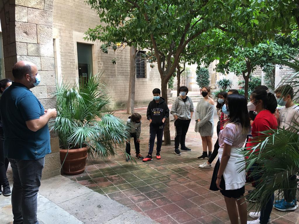 INSDolorsAleu's tweet image. Els i les alumnes de 2n d'ESO visiten el tour de Carla Farreny, artista de creadors en residència. @CreadorsR #creadorsenresidència #femfuster