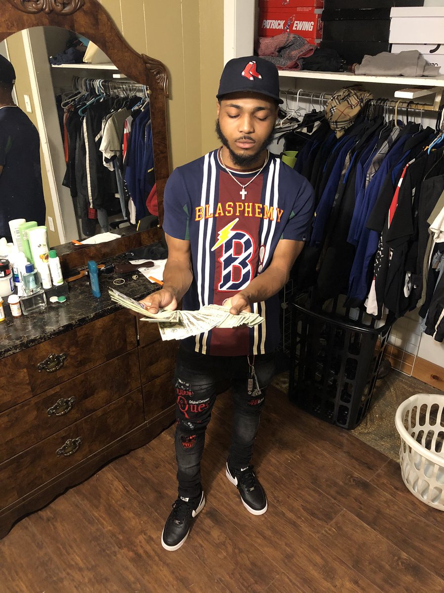 bsresie's tweet photo. #BS bagboy https://t.co/TNIAjLumtM