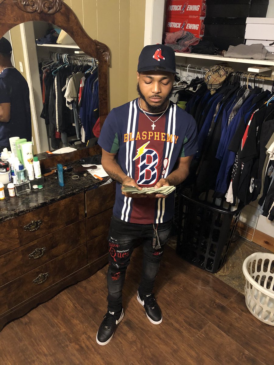 bsresie's tweet photo. #BS bagboy https://t.co/TNIAjLumtM