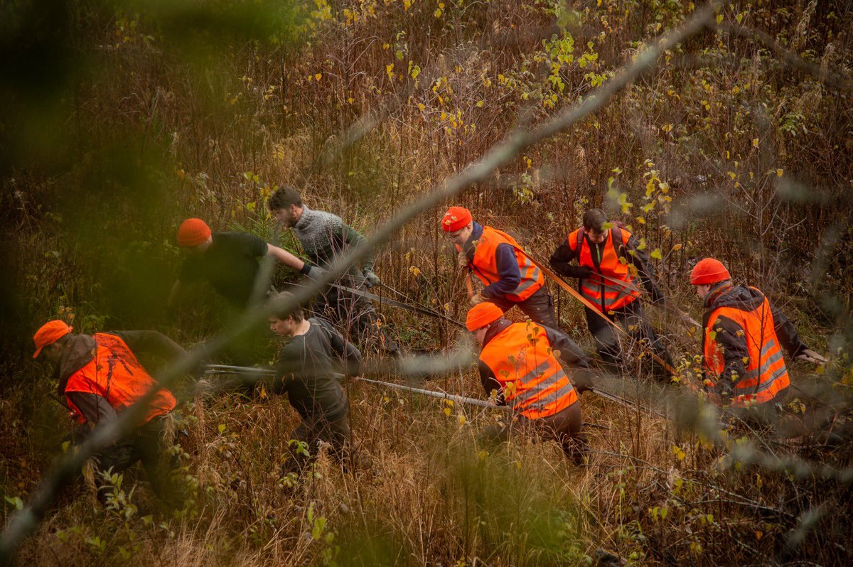 metsayo's tweet photo. Metsäylioppilaiden kauden ensimmäinen Hyytiälän hirvijahti järjestettiin viikonloppuna. Kaatajat: Anna-Liisa, Venla, Anni sekä Saija. @HyytialaHY 
#metsästys #metsäylioppilaat #metsä Kuvat: Niilo Häkkinen https://t.co/IToXtj0U3L