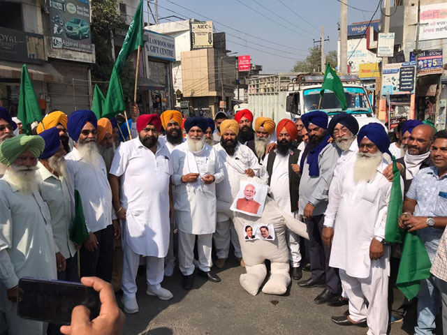ਗੜ੍ਹਸ਼ੰਕਰ 'ਚ ਕੇਂਦਰ ਸਰਕਾਰ ਖ਼ਿਲਾਫ਼ ਗਰਜੇ ਅਕਾਲੀ, ਰੋਸ ਮਾਰਚ ਕਰਕੇ ਸ਼ਹਿਰ ਫੂਕਿਆ ਮੋਦੀ ਮੋਦੀ ਦਾ ਪੁਤਲਾ
https://t.co/qpfK0HbvNm
@dailyajitnews #Punjab #Protest #Garhshankar #ShiromaniAkaliDal https://t.co/LUjAXo9zIU
