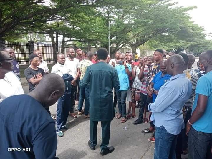 Eaglesvoiceblog's tweet photo. Former Governor of Cross River State, Mr Donald Duke addresses youths in the street of calabar, beg them to stop looting and vandalizing properties.
#Calabar #calabarprotest https://t.co/JWxMPboxmp