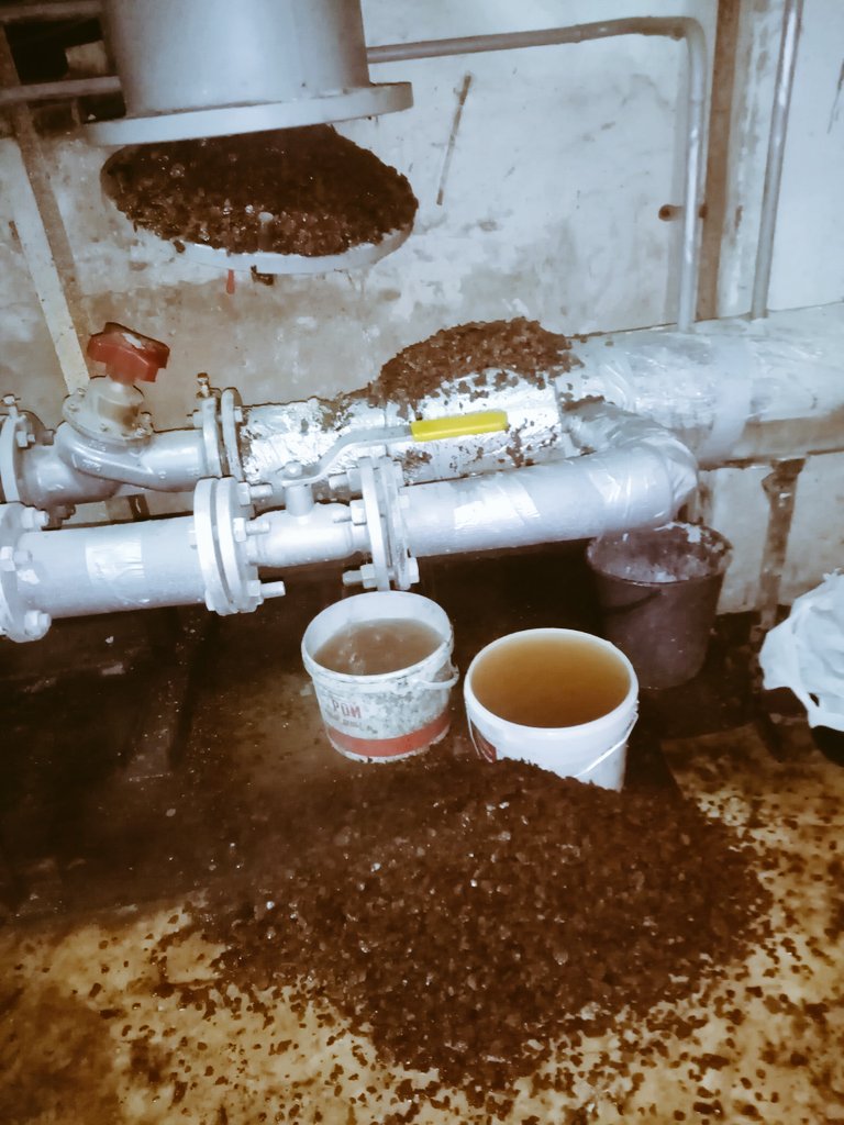 megalinkmc's tweet photo. Вот сколько грязи приходит с теплосетей в дома при пуске тепла. https://t.co/zjiVQCYCbP