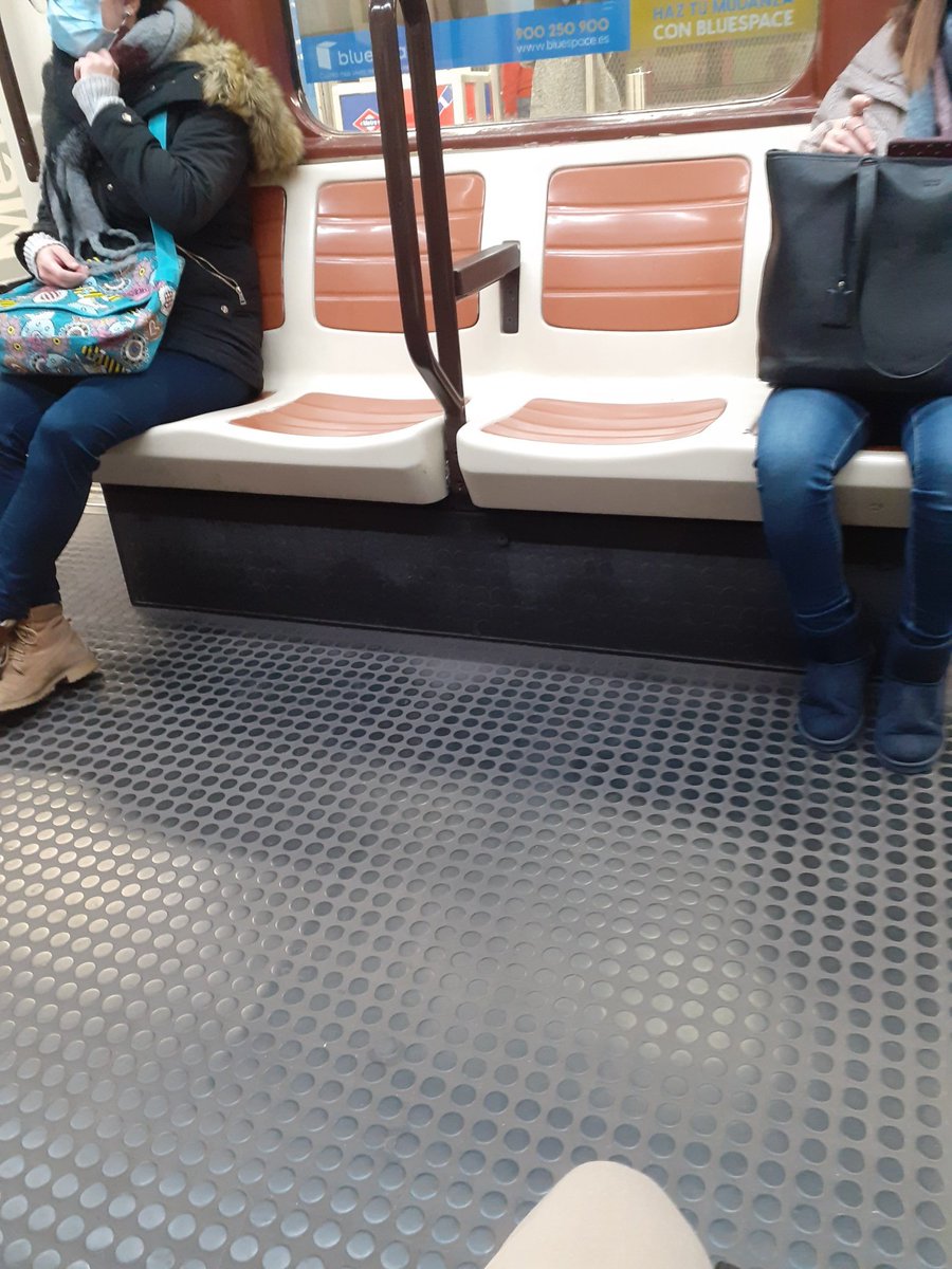 VegaVegah's tweet photo. Tambien existe el Madrid responsable del.que nadie habla,hora punta metro,se dejan asientos libres sin que ponga que no se haga,esta es mi realidad,ciudadanos responsables #cansadademismasnoticias https://t.co/kPshRGu9br