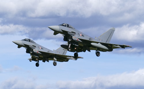 Bundesheer schickt Flugzeuge über den Heldenplatz dlvr.it/RkLNJF