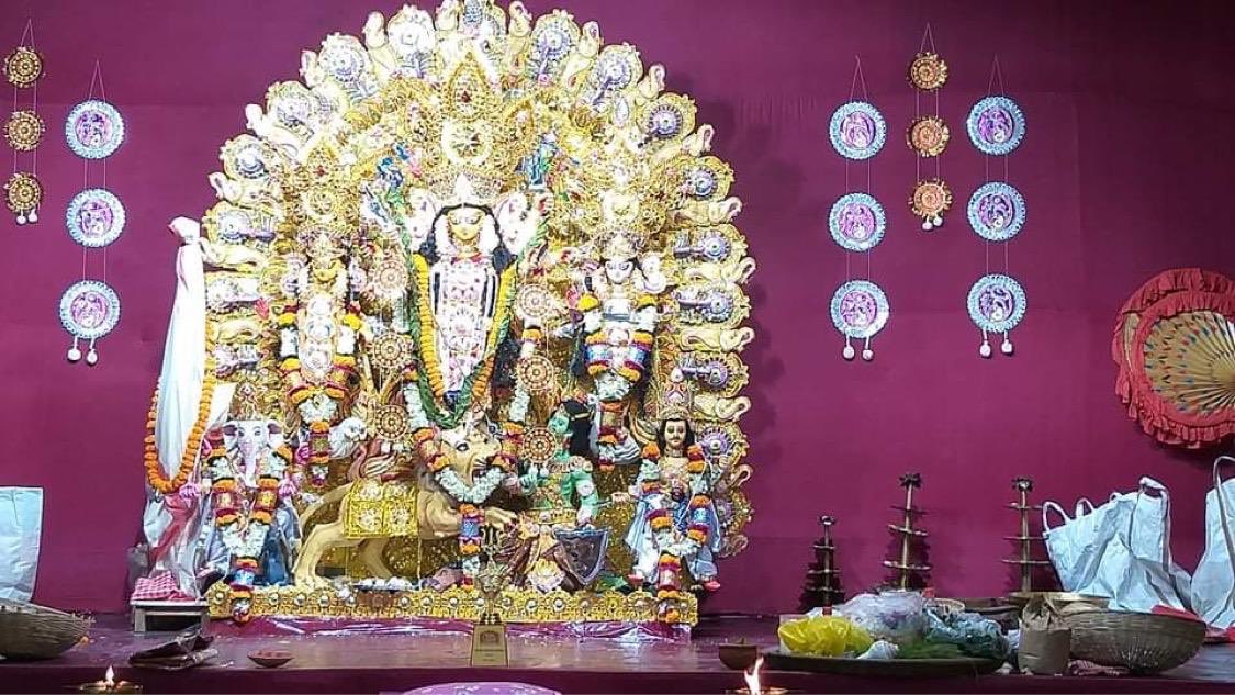 somit09's tweet photo. The legendary #MaddoxSquare this year. Back to the para pujo form of the 80s they are saying #JoyMa ❤️#DurgaPuja2020 #KolkataPujo https://t.co/UcoQAYHFPD