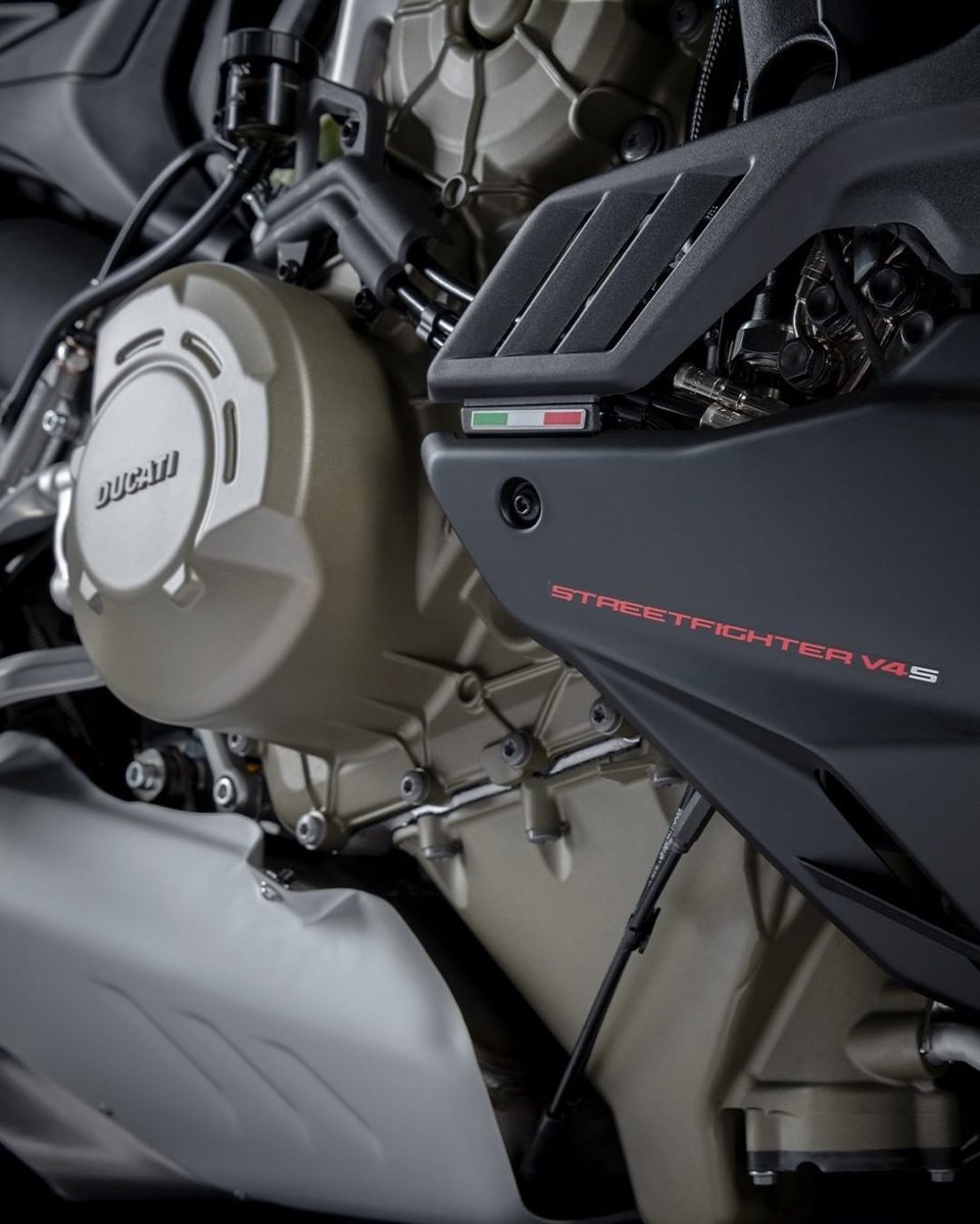 Ducati_Ru's tweet photo. Представляем новый Streetfighter V4 S в цвете Dark Stealth: экстремальные характеристики в сочетании с новым неотразимым внешним видом. Приготовьтесь к самой захватывающей схватке в своей жизни.

#StreetfighterV4 #ФормулаБойца #мотоцикл #Ducati #ВТёмномЦвете https://t.co/X9gJ3GJjTZ