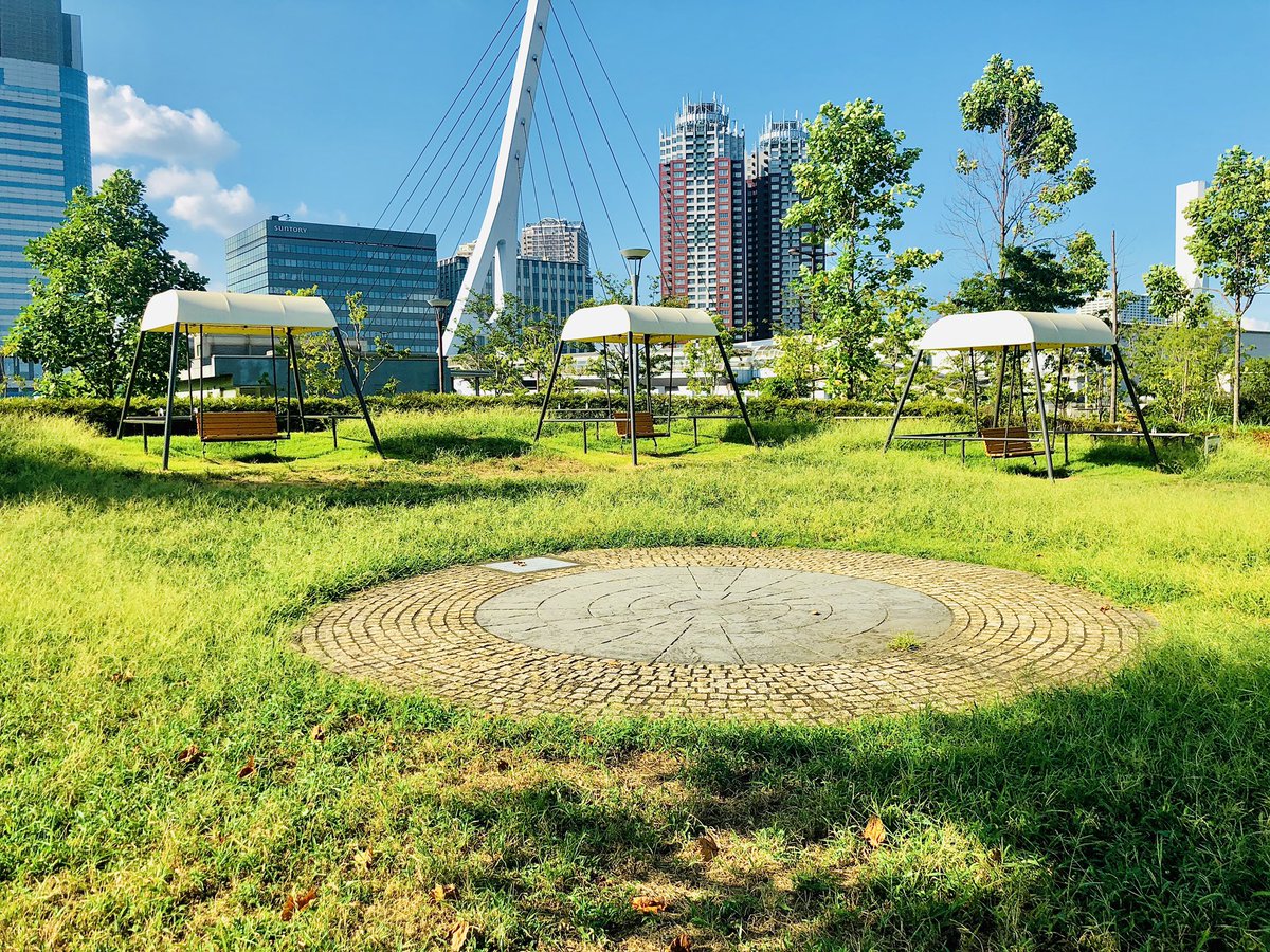 東京臨海副都心まちづくり協議会 お台場にあるカップルベンチ 勝手に命名してます あまり知られてない密かなデートスポットです お買い物などで歩き疲れた時のんびり出来ますよー 今日みたいに晴れた日にはおすすめです お台場 カップル