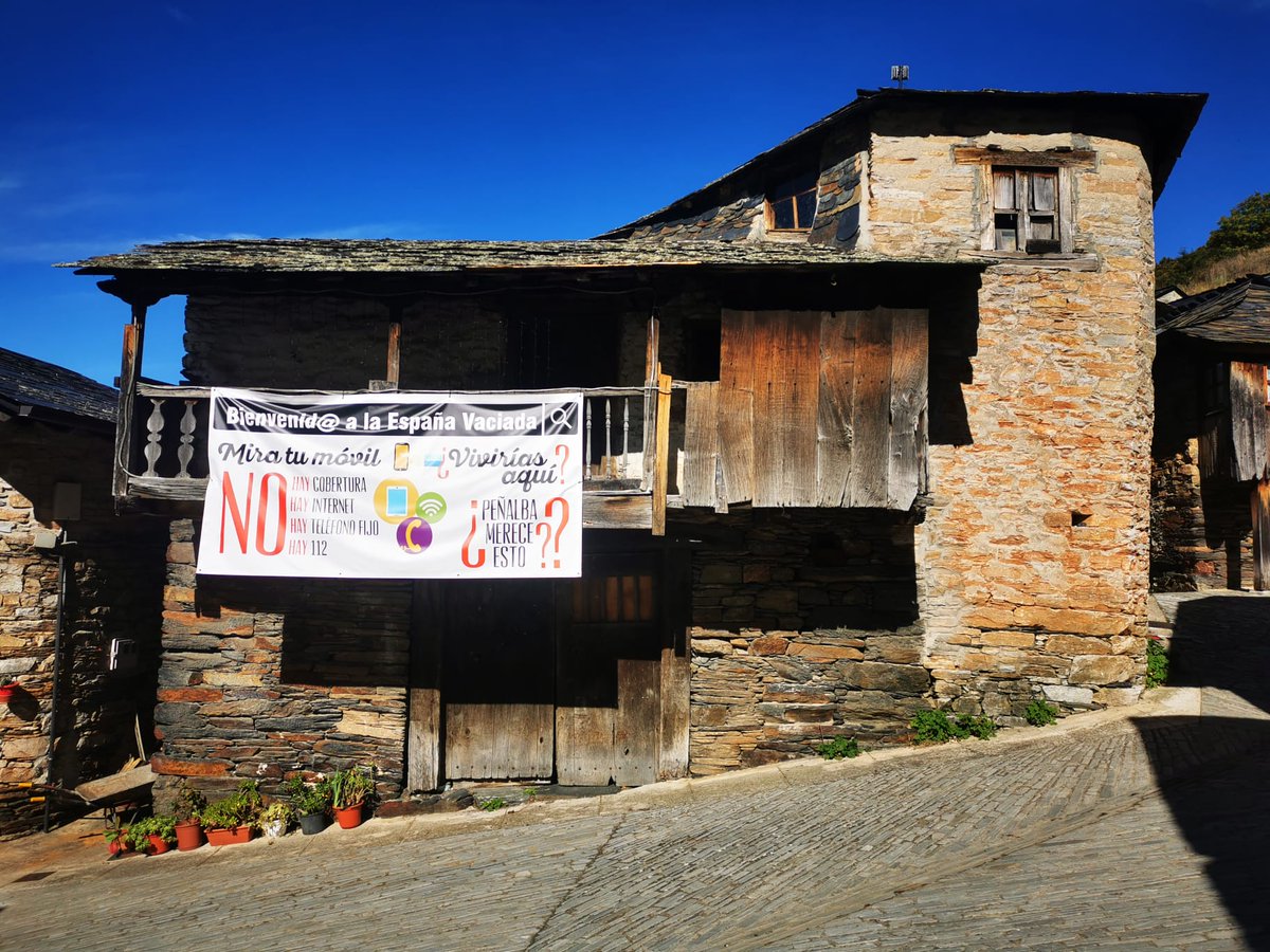 Se cumple 1⃣ año del incendio que quemó dos casas en Peñalba de Santiago #Ponferrada #Bierzo y amenazó al pueblo entero, porque no se podía llamar ☎️ a los <a href="/bomberosponfe/">Bomberos Ponferrada</a>. Ahora ya hay cobertura de telefonía fija e Internet y, el año que viene, se espera conexión para móviles.