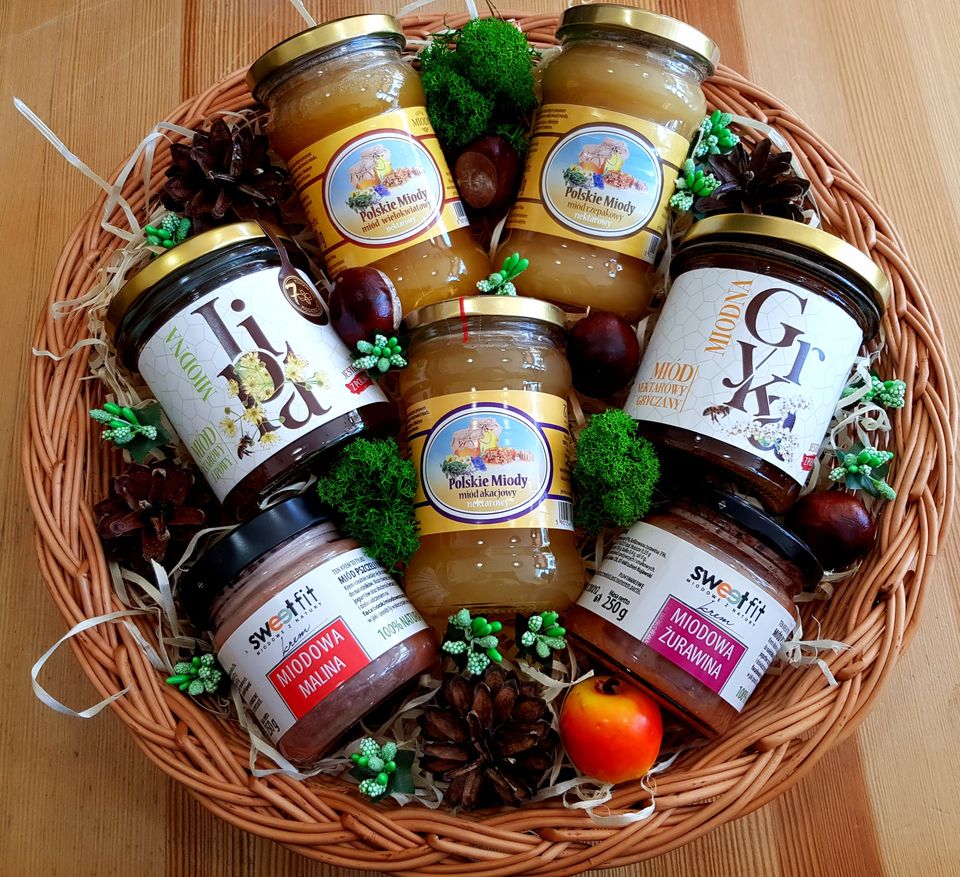 miodowych's tweet photo. Cześć w #poniedziałek! Gotowi na nowy tydzień? My tak! Na początek przygotowaliśmy dla Was słodkie i smakowite jesienne kosze! 🍯🐝🧡
Pamiętajcie, że u nas zawsze macie wybór. Sami możecie przygotować taki kosz! 🧡
Zapraszamy serdecznie na https://t.co/2C0UGmaMaQ
#7mk #miod https://t.co/iIWco2edZ3