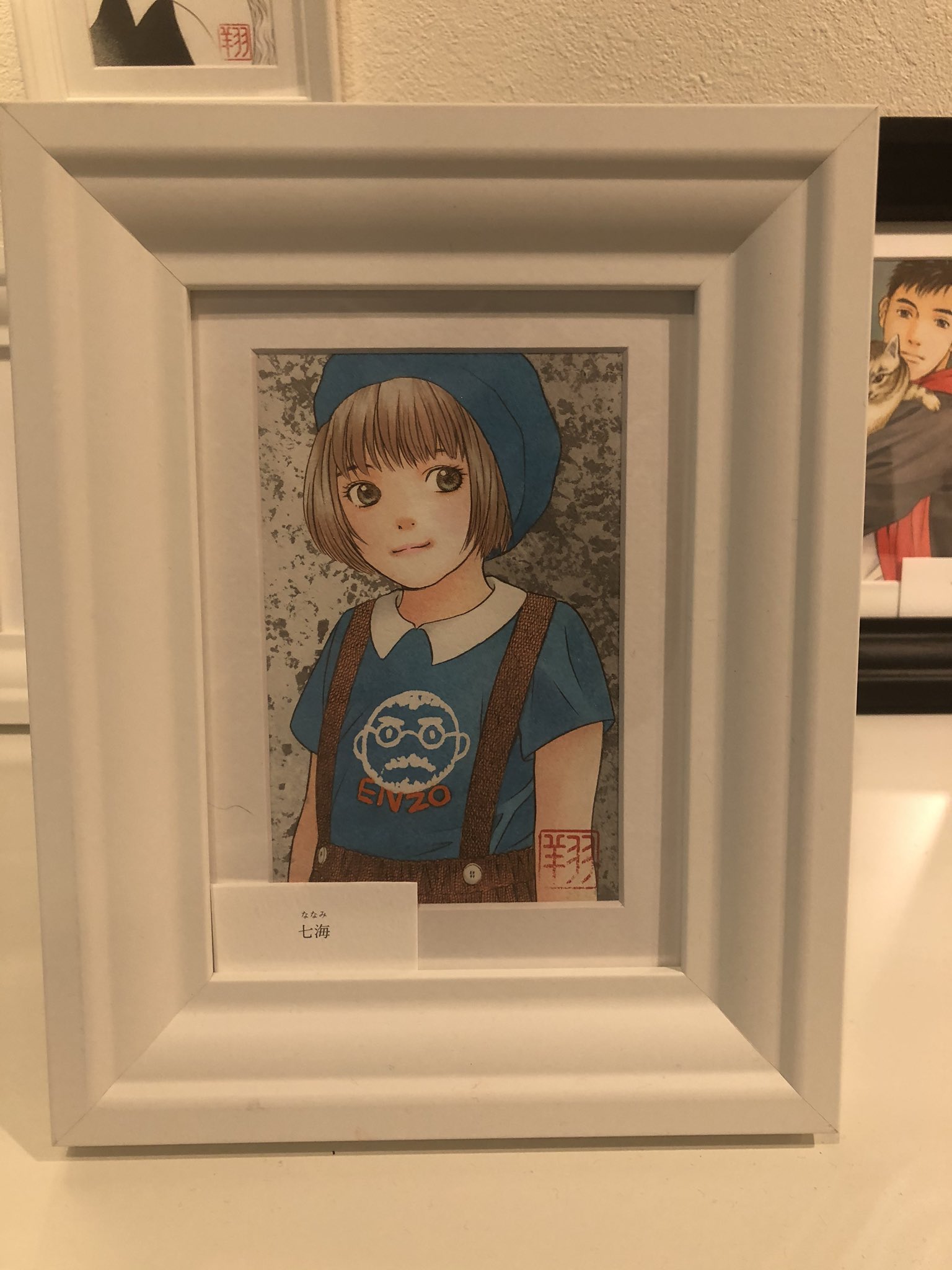 きたがわ翔 七海を描いたこちらのカラー ターコイズブルーという印刷ではイマイチ出ないけど原画だととても綺麗な色を使ってます エンゾ柄 のシャツもポイントなのでオススメです W きたがわ翔 七海を描いたこちらのカラー ターコイズブルーという印刷ではイマイチ出ないけど原画だととても綺麗な色を使ってます エンゾ柄 のシャツもポイントなのでオススメです W