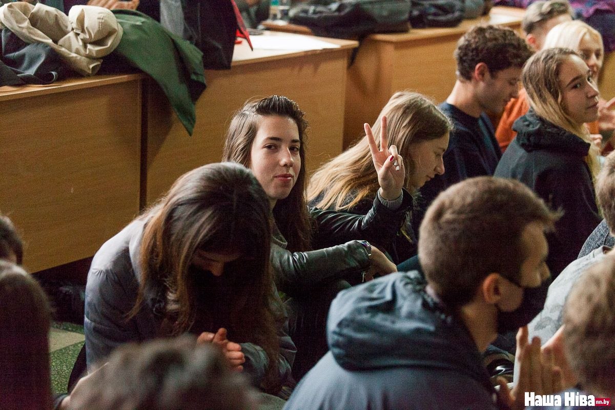 franakviacorka's tweet photo. Sitting strike in Belarusian State University. https://t.co/HANqOY61S3