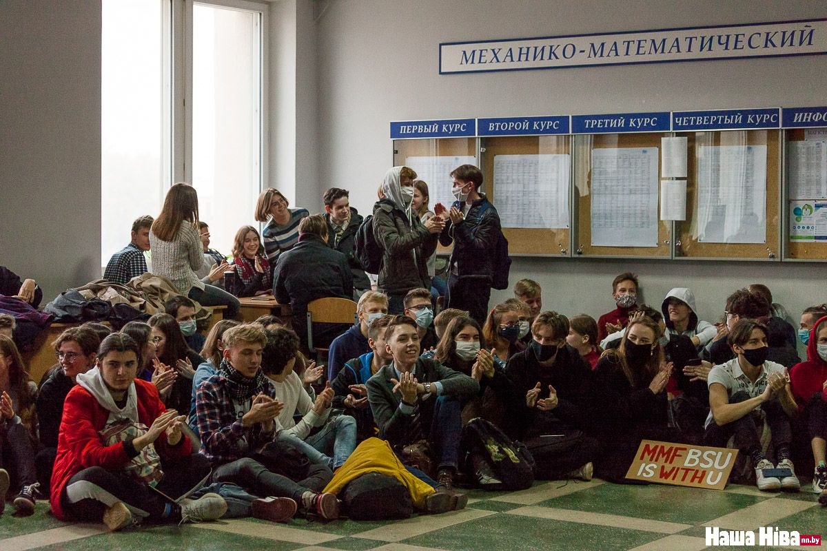 franakviacorka's tweet photo. Sitting strike in Belarusian State University. https://t.co/HANqOY61S3