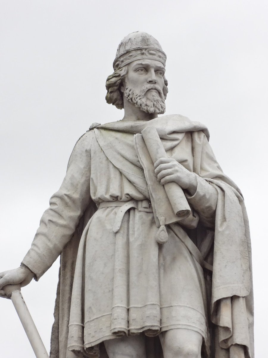 Alfred the Great died on 26 October 899. This famous text presents his thoughts on wisdom, the benefits of education, and his programme to 'translate certain books - those which are most necessary for all to know - into the language we can all understand': aclerkofoxford.blogspot.com/2013/10/alfred…