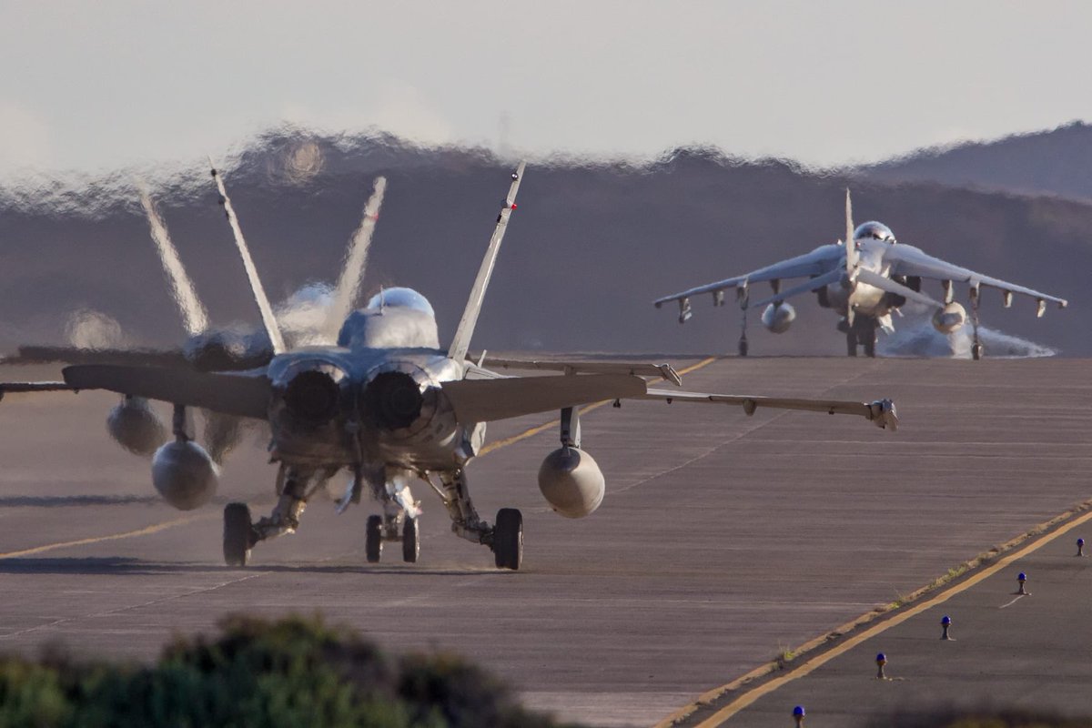 EjercitoAire's tweet image. ¡#BuenosDías aviadores 🙋🏻‍♂️!

Última semana del #OceanSky2020. Continúa la actividad en la base aérea de #Gando. #SomosElAire #FelizLunes @Defensagob