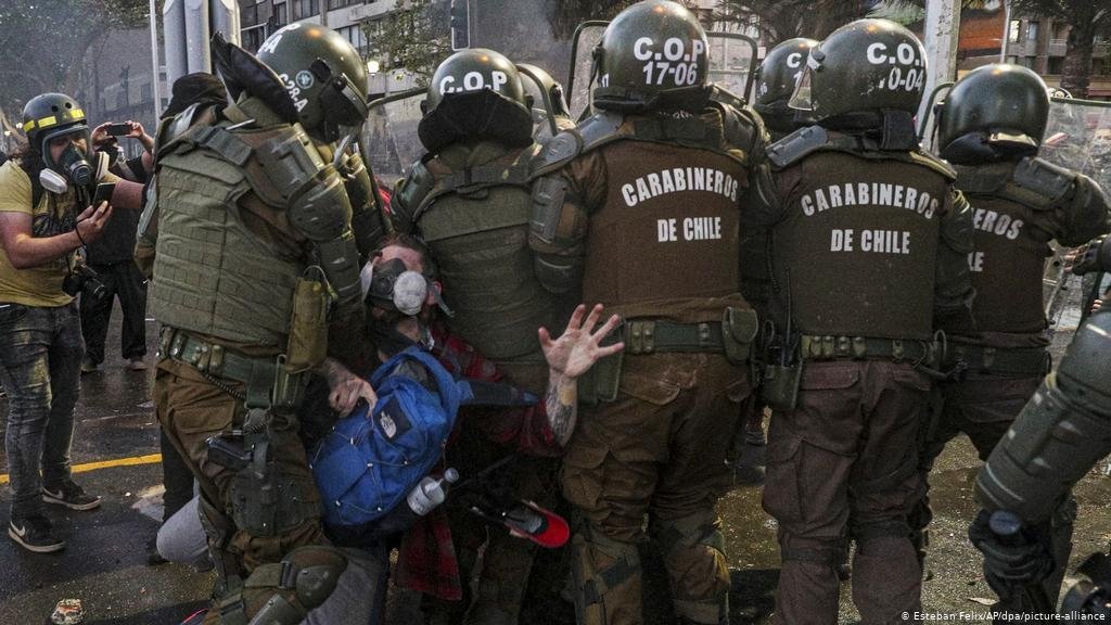 dvdbou's tweet image. Un any de protestes a #Xile:

34 manifestants mortes, 460 ulls perduts per projectils de la policia i més de 1.500 denuncies per tortures, un centenar de caràcter sexual.

No romantitzem la 'democràcia', aquest és el preu que el poble ha pagat pel #referèndum

#ChileDespertó