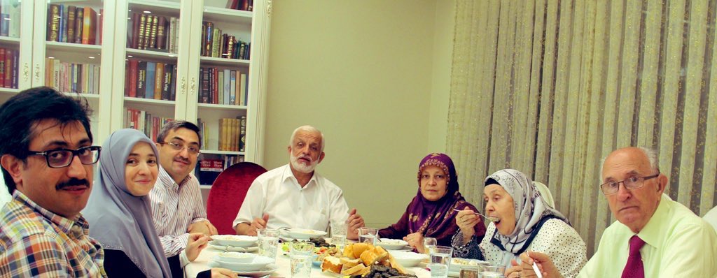 veyselekmen's tweet photo. Bosna’nın efsane lideri “Bilge Kral” Aliya İzzet Begaviç’in yakın arkadaşı, eski Milli Eğitim Bakanı, İsmet Kasımoviç 93 yaşında Hakka yürüdü.
Hanımı Ayzade teyzemiz ise 2 yıl önce rahmetli olmuştu
2012 yılında Türkiye’ye geldiklerinde misafirimiz olmuşlardı
Allah rahmet eylesin. https://t.co/glClzQ7cBv
