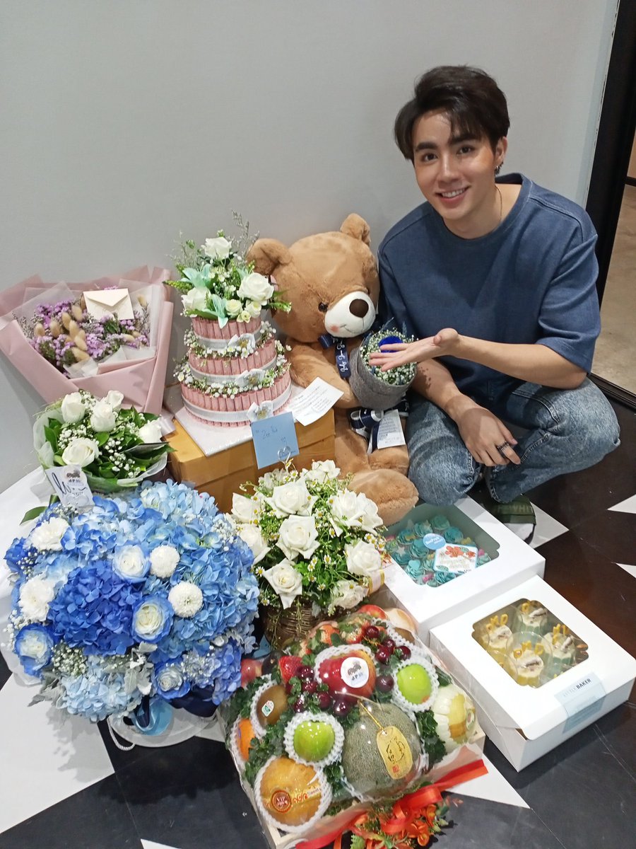 Xuejiang719's tweet photo. 哈哈哈 
原来还有一张这么C位的认证照片
Nong Zee  love you 💙💙💙
真的太给力了😋

Thanks for your help @TrendFor_ZS 
#ZeePruk  #ZunShine  #ZeeMe https://t.co/b4C7qz3gtL