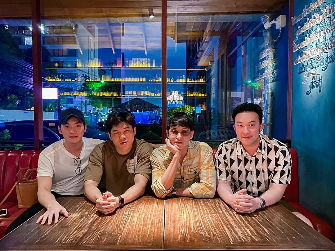 JamesJiFC's tweet photo. ไม่ได้ดึง...มันตึงเอง
4 หนุ่ม ณ ร้านอาหารศรีตราด 25.10.63 
#sritrat @jirayu_jj @bigboxz_ @jaekwoung
#เจมส์จิรายุ #jirayu_jj 
Cr.drtengkey https://t.co/oSIkjRmhq2