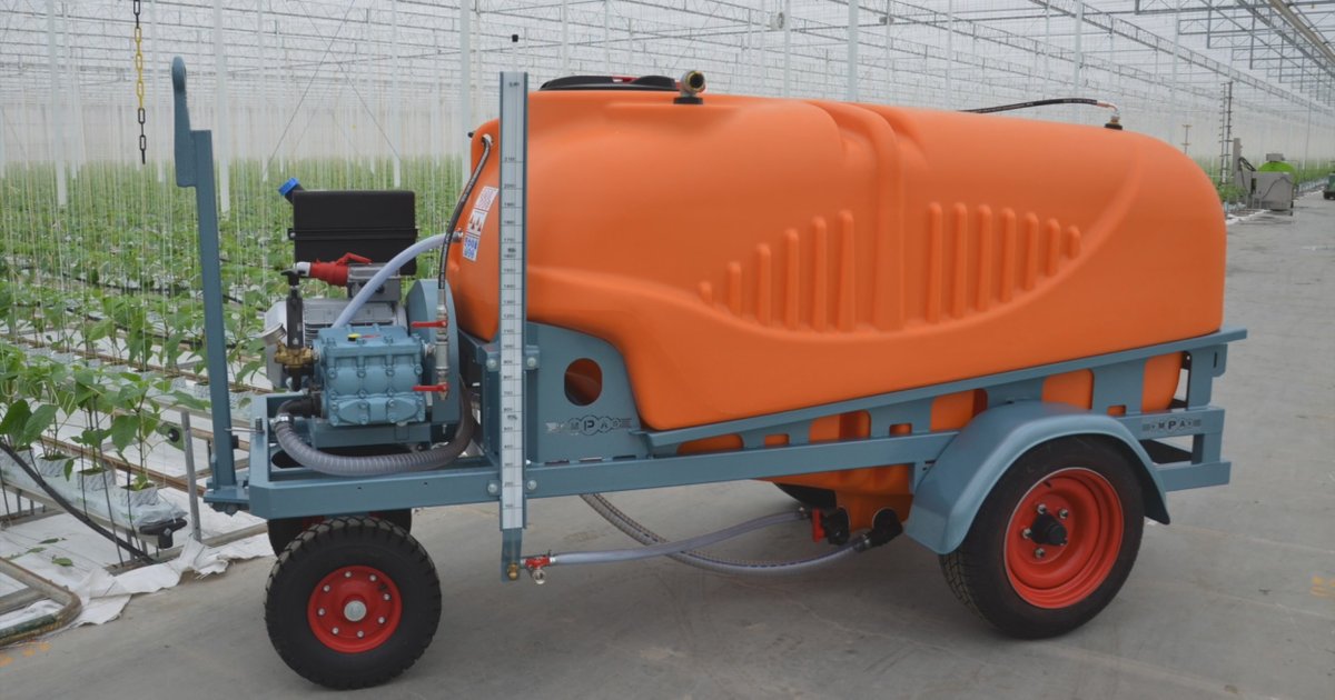 EmpasBV's tweet photo. The Maryland is Empas's largest sprayer. This machine can hold no less than 2000 liters of water. This powerful machine is therefore used for the largest jobs. Can you already see these in your greenhouses? More infoL: https://t.co/iPjtVtZOzm https://t.co/ajADnGnZ8y