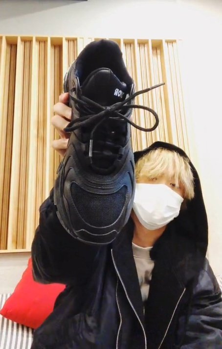 haechan mentioned that doyoung bought him shoes! he showed it off and said that the shoes were really pretty~ he and doyoung went shopping and hc mentioned that the shoes were pretty so doyoung said "should hyung buy it for you?" and dy did