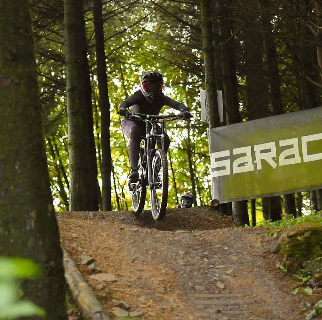 TotalMTB_'s tweet photo. .@amykilhams - Work done ✔️ 

Ready to attempt to ride down some runs tomorrow without the possibility of falling off, never guna happen but we can dream 🦄✌🏼 

Also if you look really closely you can see me being chased down 😂 

Can’t wait to go play… https://t.co/4laf2jdgey https://t.co/fjFNN8CQLN