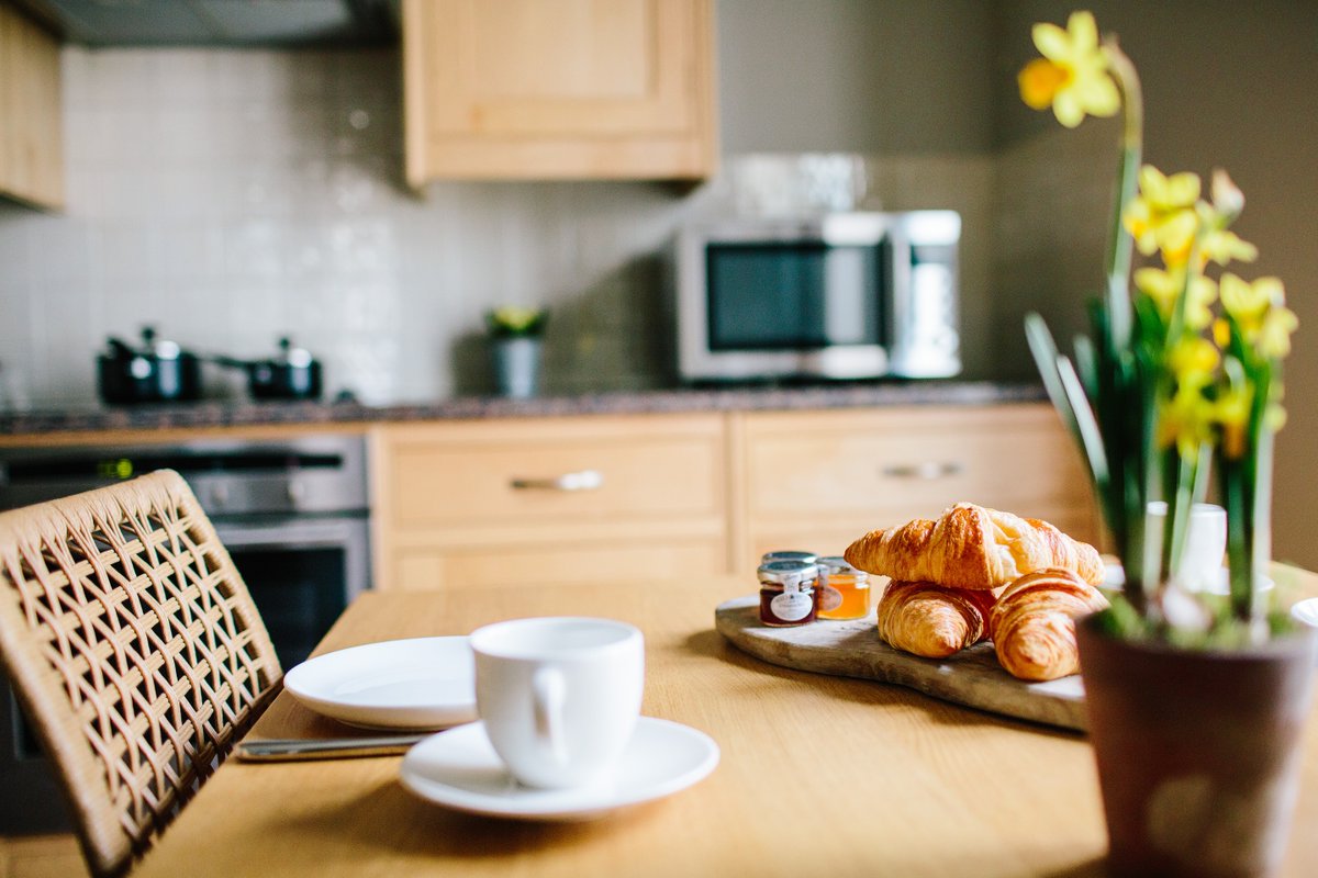 Did you know our apartments have fully fitted kitchens for the whole family to cosy down in? Speak to our team when you book and we can arrange a hamper of all the breakfast goodies you might need 🥐🥖🥑🍌🍳☕