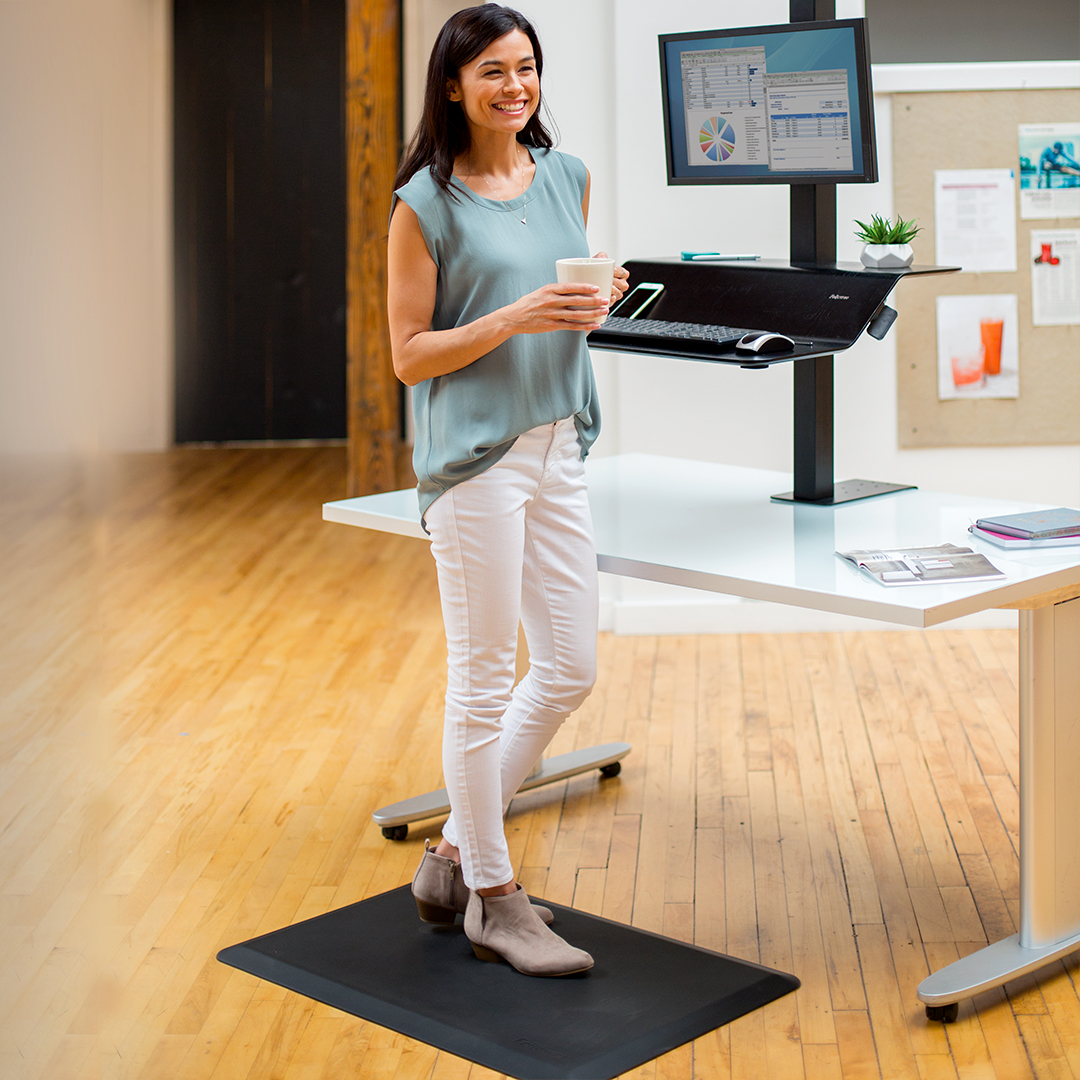 Gün içinde ayakta çok duruyorsanız ve bunun getirdiği yorgunlukla artık baş edemiyorsanız sizin için harika bir ürünümüz var; Sit-Stand Mat! 

 #Fellowes #FellowesTürkiye #MasBuro #stand #sitstand #mat