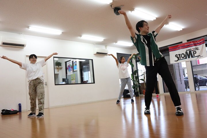 STOMP_kurashiki's tweet photo. 本日10/26(日)も元気にオープンしています🌞
秋の気配通り越して夜は寒いですが、ダンスして楽しく、良い汗流しましょう😊‼️
月曜日クラスは、小学生から社会人まで❗️幅広い年齢層の方々が通っています❗️
#GAKU先生
#Miko先生
#マスク着用
#手指消毒
#studio_STOMP https://t.co/rKPsHB7ExF