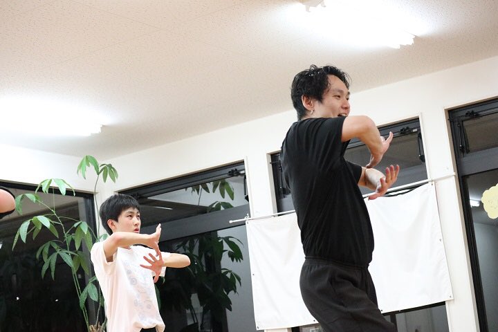STOMP_kurashiki's tweet photo. 本日10/26(日)も元気にオープンしています🌞
秋の気配通り越して夜は寒いですが、ダンスして楽しく、良い汗流しましょう😊‼️
月曜日クラスは、小学生から社会人まで❗️幅広い年齢層の方々が通っています❗️
#GAKU先生
#Miko先生
#マスク着用
#手指消毒
#studio_STOMP https://t.co/rKPsHB7ExF