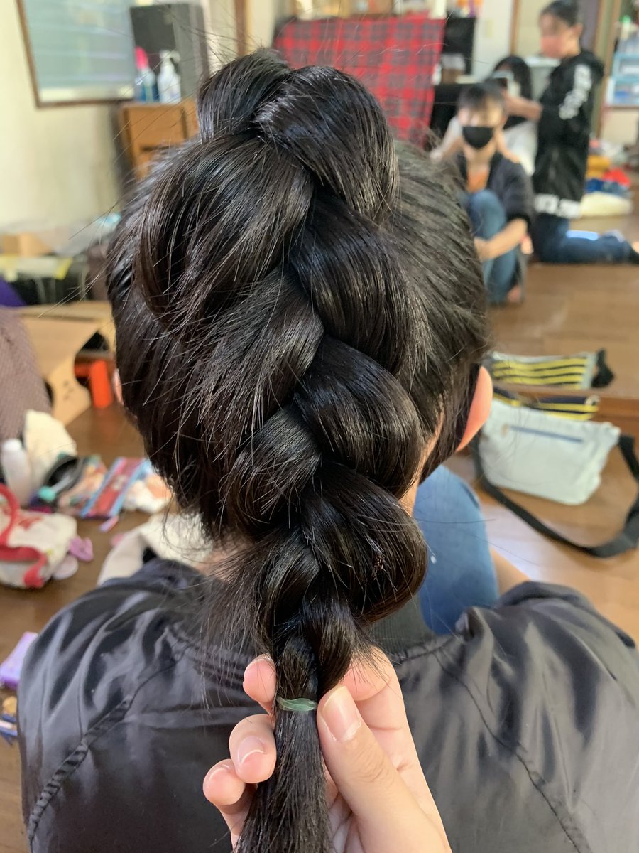 Haruna 昨日はダンスの髪型と言うことでヘアアレンジを練習してみました 色んな髪型をやったのですがボツが多くて泣きましたwwwwwwww もうすぐ本番もあるので踊りの練習も 髪型の練習もメイク練習も頑張りたいと思います T Co
