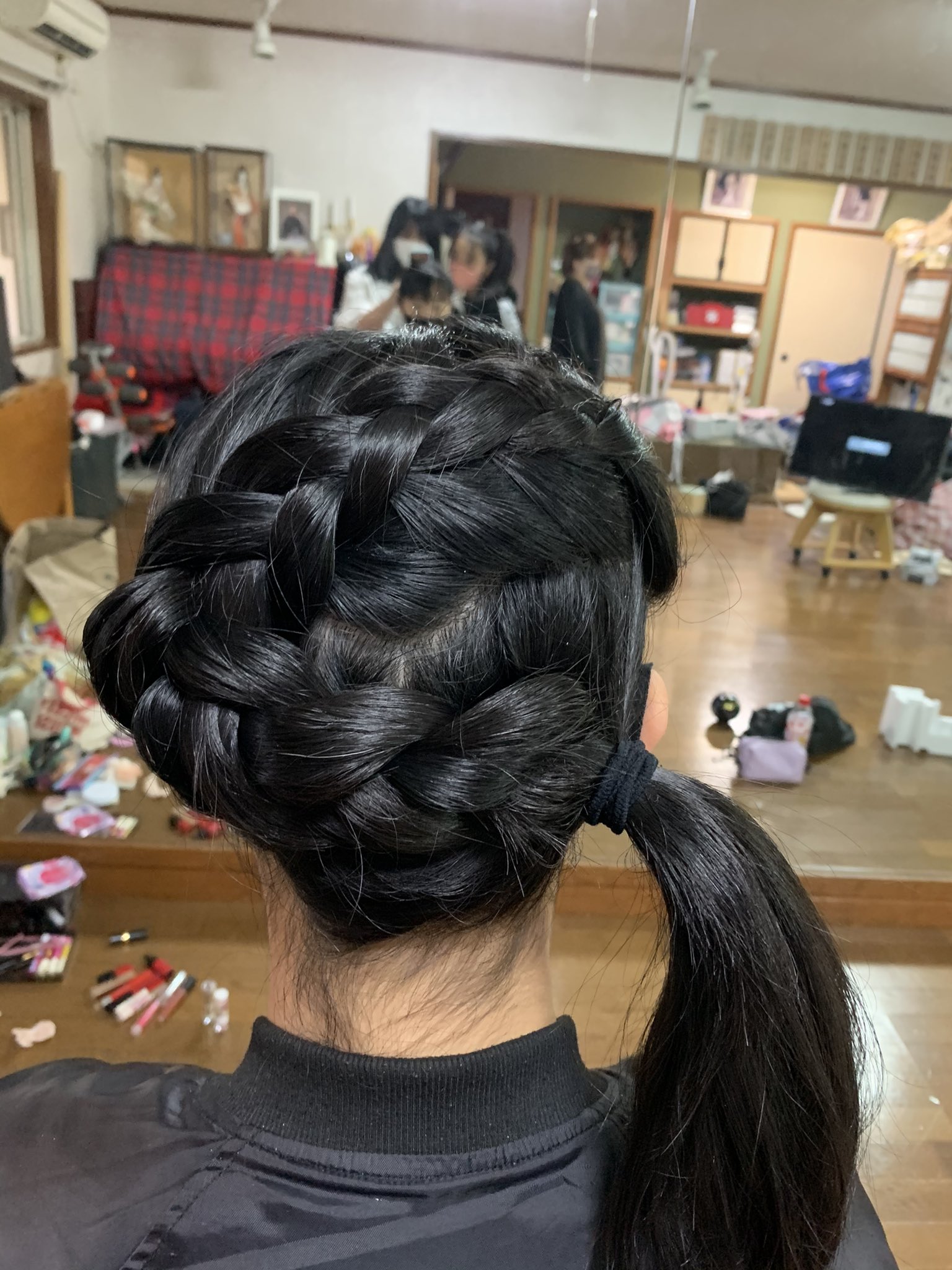 Haruna 昨日はダンスの髪型と言うことでヘアアレンジを練習してみました 色んな髪型をやったのですがボツが多くて泣きましたwwwwwwww もうすぐ本番もあるので踊りの練習も 髪型の練習もメイク練習も頑張りたいと思います T Co